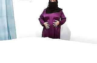 Yam-sized Rump Muslim Hijab Girl Masturbates