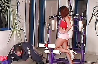 Ass fucking im Fitnessstudio