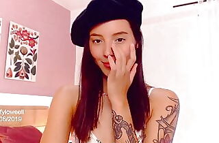Wonderful Colombian webcam model Effy looks very sensual and attractive with a beret on her head