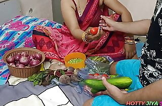 Hardcore Bhojpuri Bhabhi, while selling vegetables, showing off her huge nipples, got chuckled by the customer!