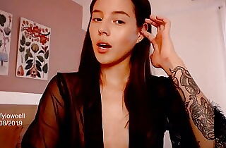 Colombian webcam Effyloweell looks highly sensual and trendy in her semi-transparent ebony bathrobe that permits us to see her